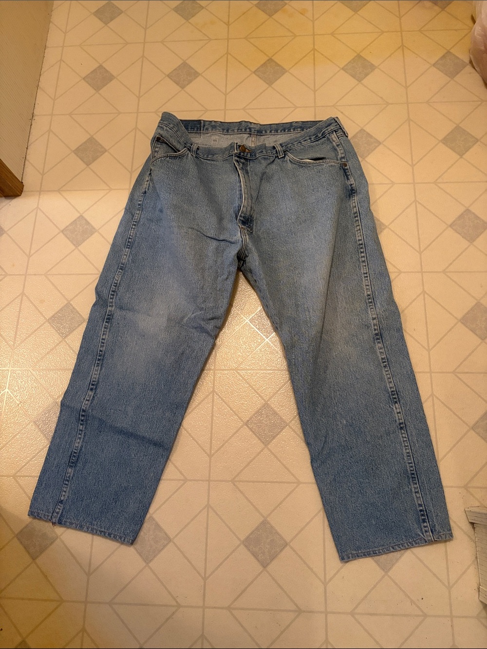 Wrangler Men's Relaxed Light Blue Denim Jeans